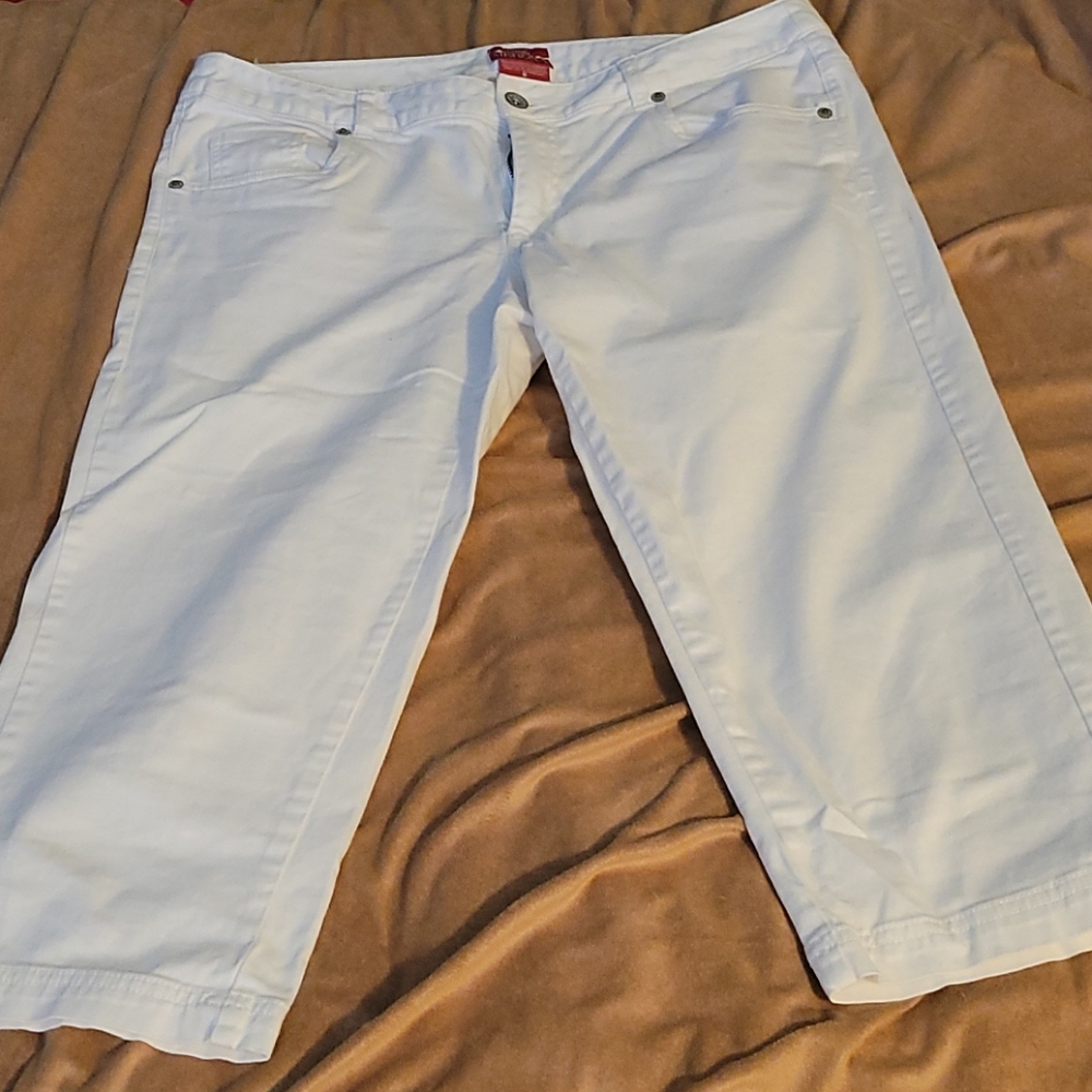 White cropped pants